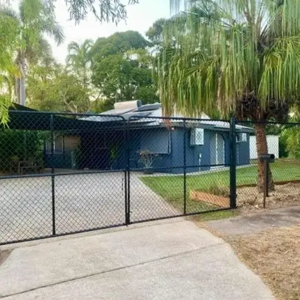 Tropical Retreat in Moil - Pool. Solar. Fenced Yard