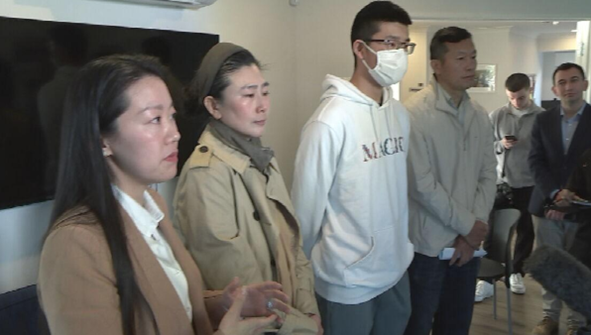 奥克兰16岁华人搭公交遭无辜殴打,交通部长与受害者见面