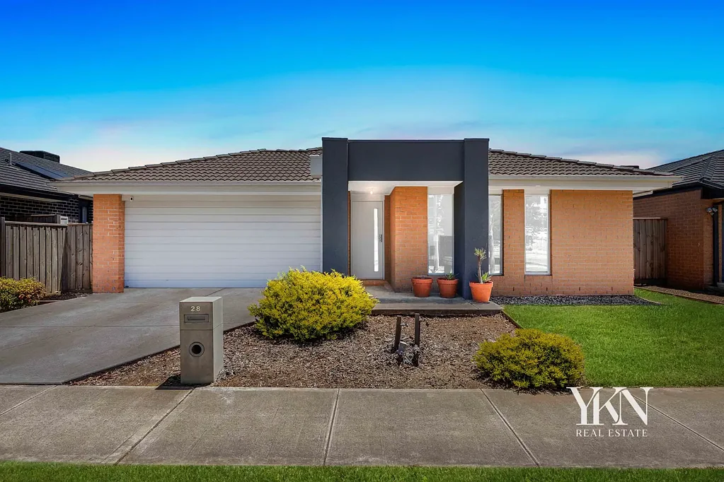 Werribee 4房 主卧升级套浴 开放式布局 现代厨房 双车库 管道供暖 私人户外区 Central Location on 480m2 With A Secured Leased Until 16/03/2027