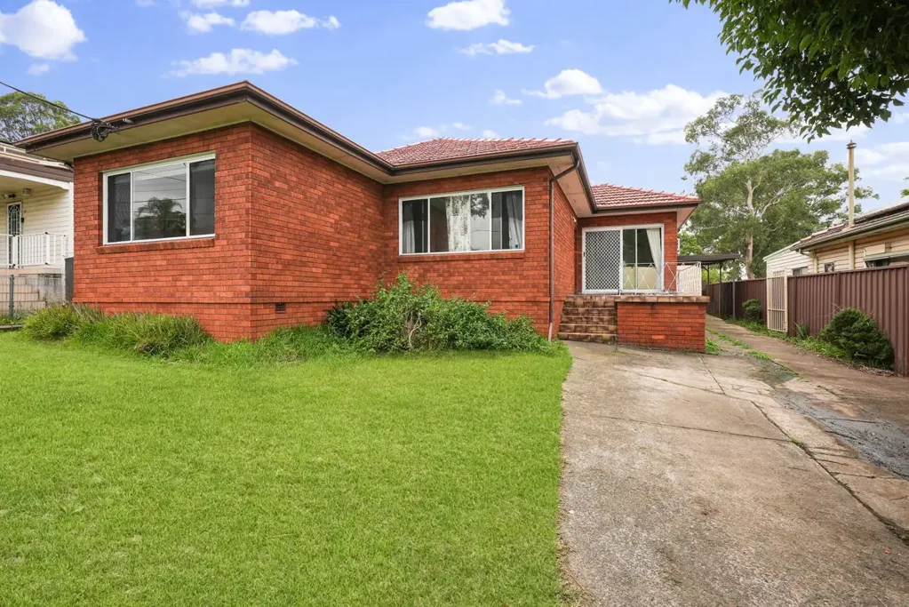 Wentworthville 3Phòng ngủ LARGE HIGH SIDE BLOCK - OPEN TO VIEW SAT 21/06/2025 @ 10-10.30AM