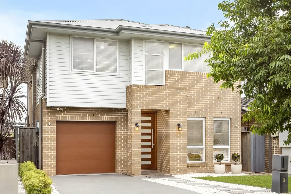 Schofields 5Habitaciones East Facing, Ultramodern family home located in the best part of Schofields! Within 15 minute walk to Schofields Train Station & Shops