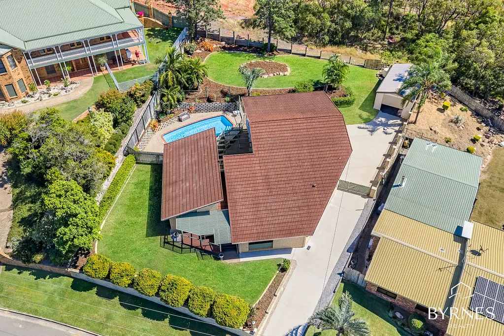 Clinton 5침실 ARCHITECTURALLY DESIGNED HOME WITH POOL + SHED ON 1,361M2 BLOCK