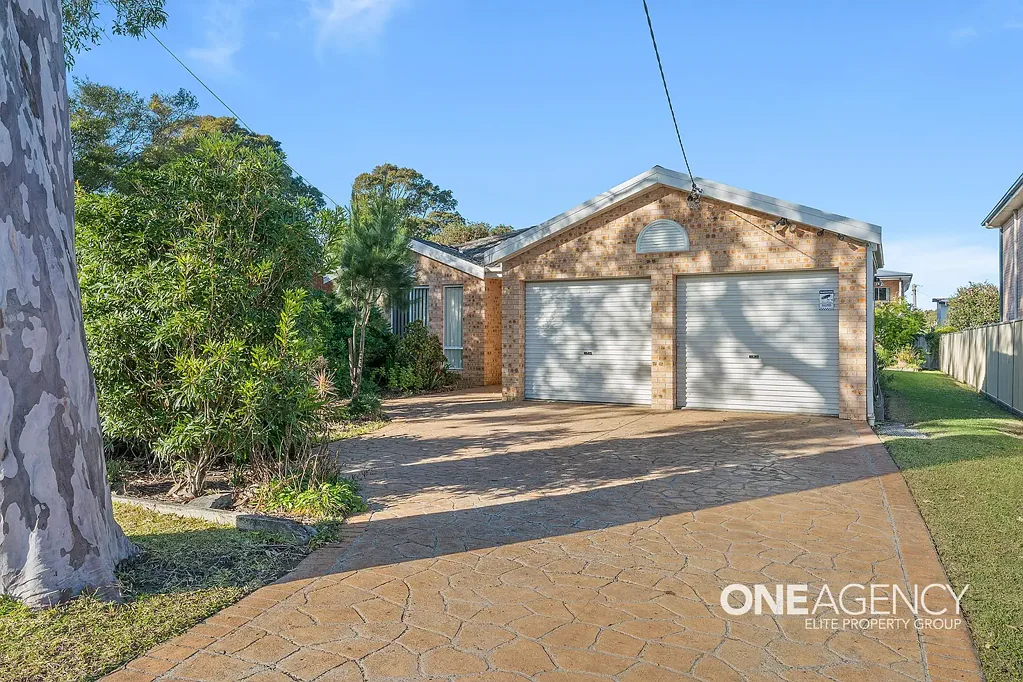 SPACIOUS FAMILY LIVING IN A PRIME SANCTUARY POINT LOCATION
