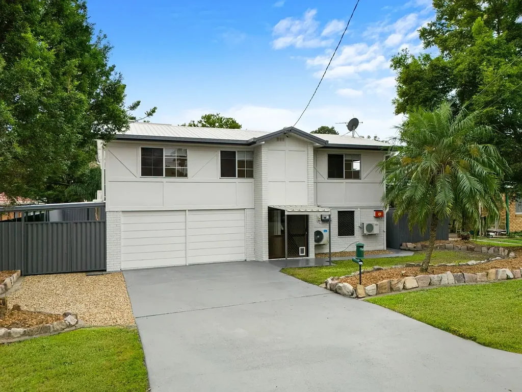 Crestmead 3Zimmer Stunning Family Home with Inground Pool & Bonus Features – Ideal Location & Lifestyle