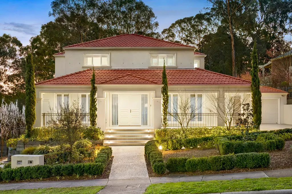 Templestowe 5房 顶级庄园尊贵府邸 1700㎡绿意环绕 奢华装潢永恒风格
自然光线绿意盎然 Jarrah木地板 本土石材彰显品质
宽敞门厅华丽客厅 开放式平面娱乐区 聚会理想场所
Miele电器高端厨房 法式双门户外融合
游泳池遮蔽空间 公园景观享受 豪华住宿私密度
步入式衣橱全瓷砖卫浴 楼上有宽敞浴室 撤退区景观露台
洗衣房双车库 舒适设施一应俱全 隐私声望兼备
Templestowe Hill Climb公园近在咫尺 购物学校轻松可达 A Serene Sanctuary of Luxury and Style with Picturesque Parkland Views