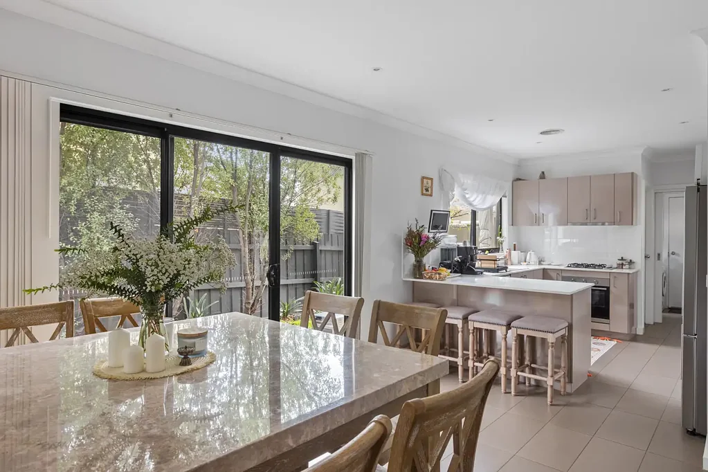 Frankston South 2房 轻松现代生活，距海湾仅数步之遥 Relaxed Contemporary Living Moments from the Bay