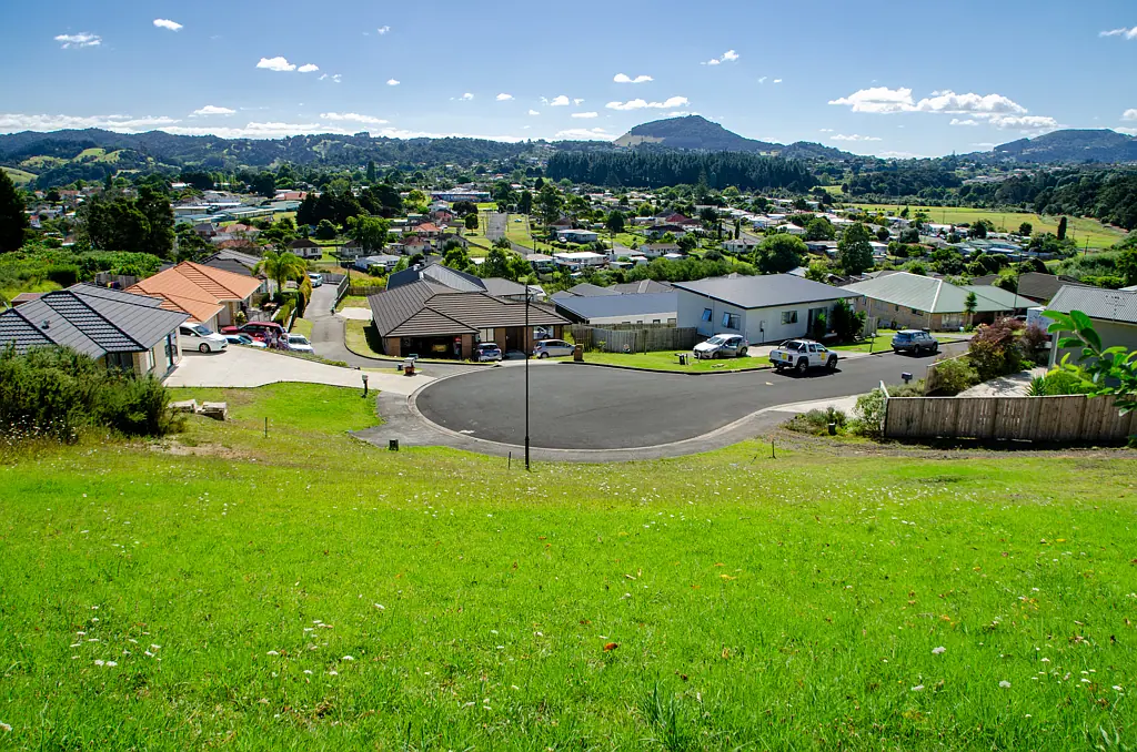 Tikipunga Elevated, Location, Convenience