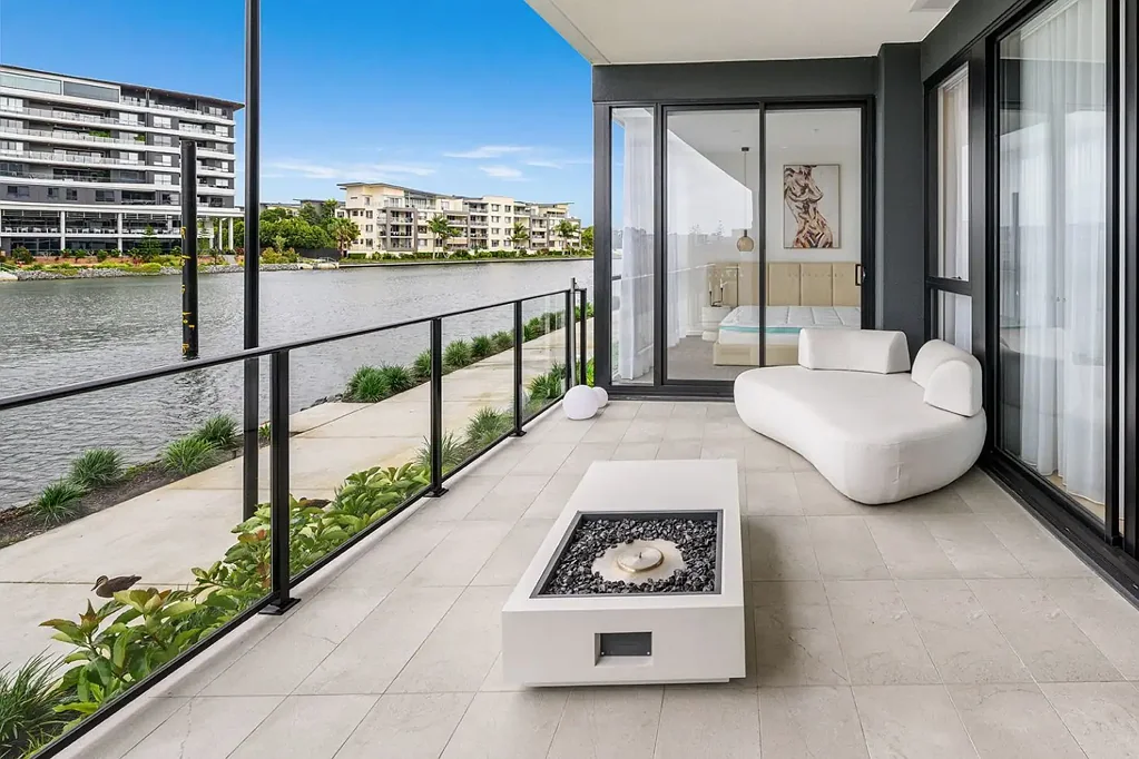 Hope Island 2房  Luxury 154m2 Groundfloor Waterfront Two-Bedroom Apartment with Two Car Spaces