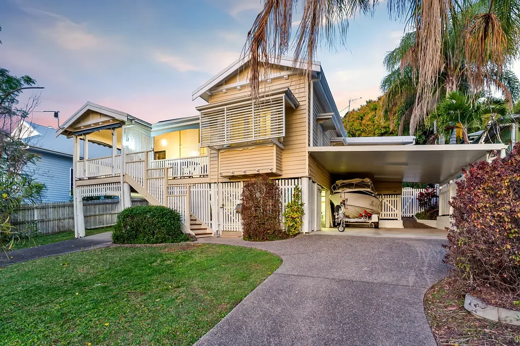 The Range 3બેડરૂમ Beautifully Presented Queenslander in the Heart of It All!