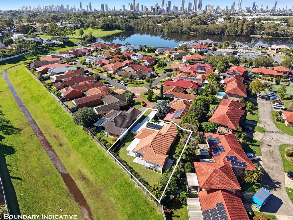 Benowa 3Habitaciones Rare Opportunity - Freestanding Home on 727m2 Block in Gated Estate
