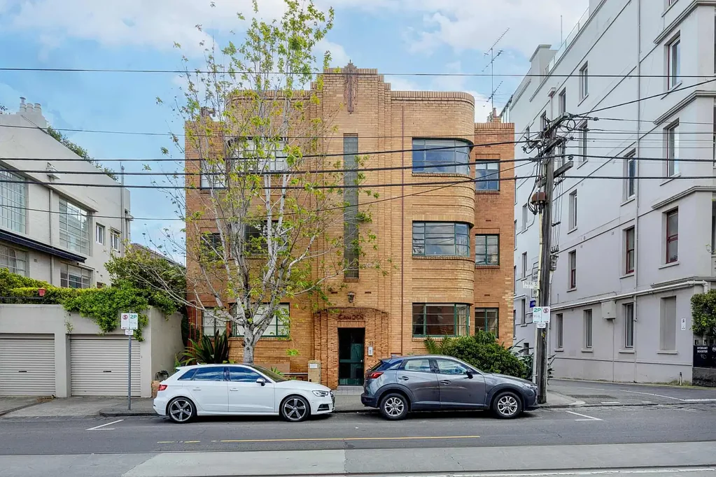 South Yarra 6房 中心地段瑰宝 398㎡街角地块 六套公寓产权 八个停车位 年收10万 未来灵活无限 Art Deco Block of Six on Domain Precinct Corner