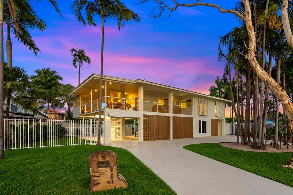 Brinkin 5Moenga Spectacular coastal sanctuary in highly desirable locale!