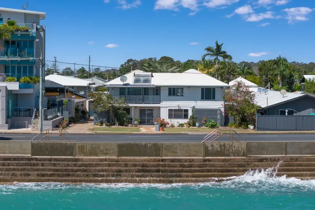 Urangan 6બેડરૂમ ENDLESS OPPORTUNITIES ON THE ESPLANADE- OCEAN VIEWS, DUAL LIVING & ROOM TO DEVELOP
