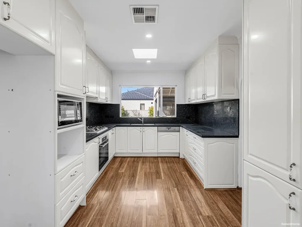 Fulham Gardens 4 Bedroom Vintage vibes with a salty twist!