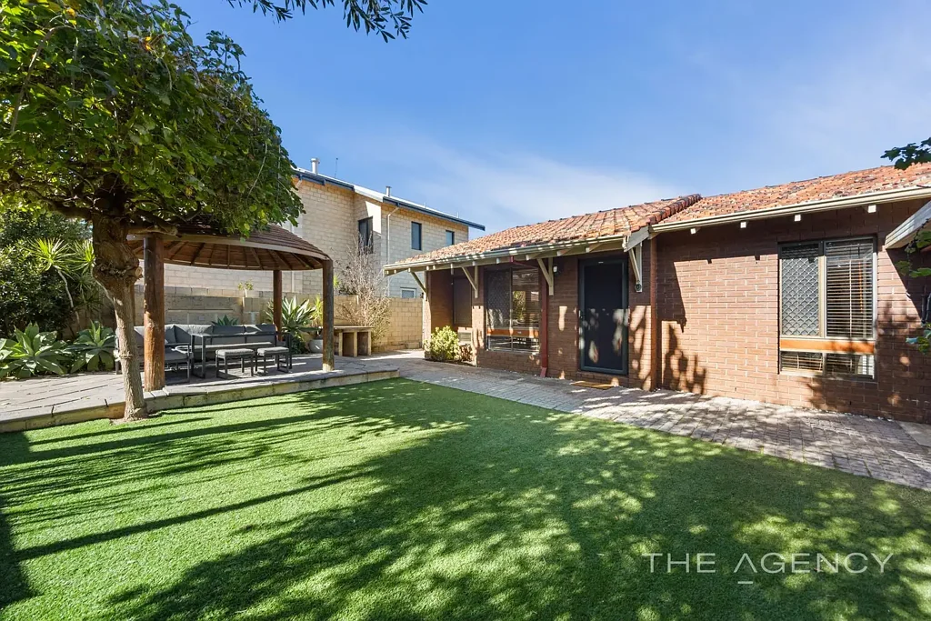 Bicton 3Moenga Tucked Away, Yet Close to Everything!