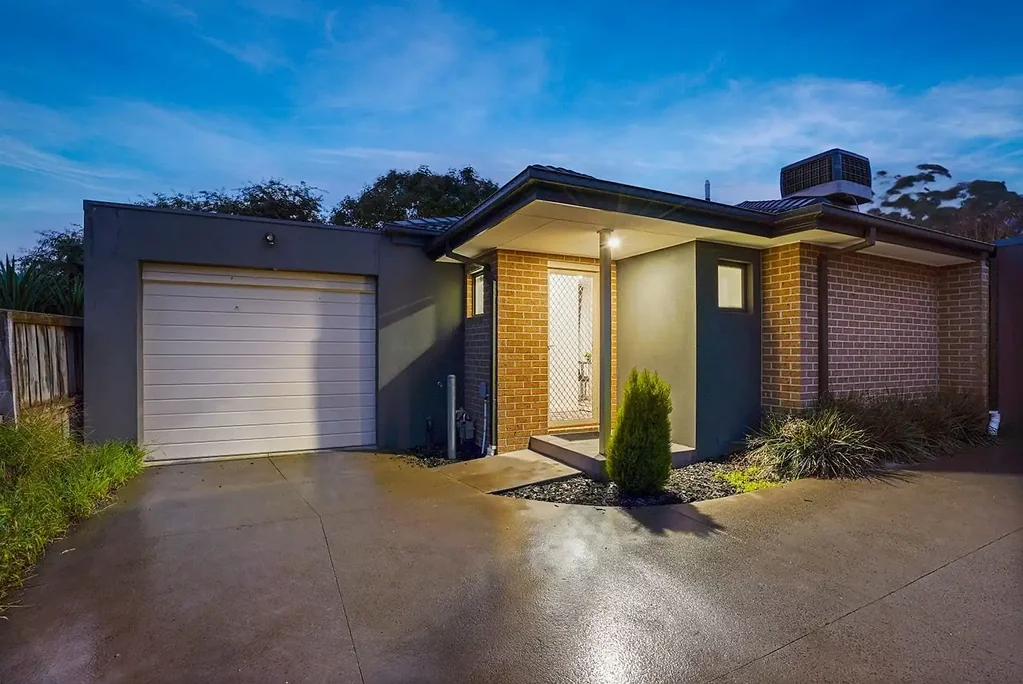 MODERN AND CONVENIENT LIVING IN A PRIZED LOCATION!