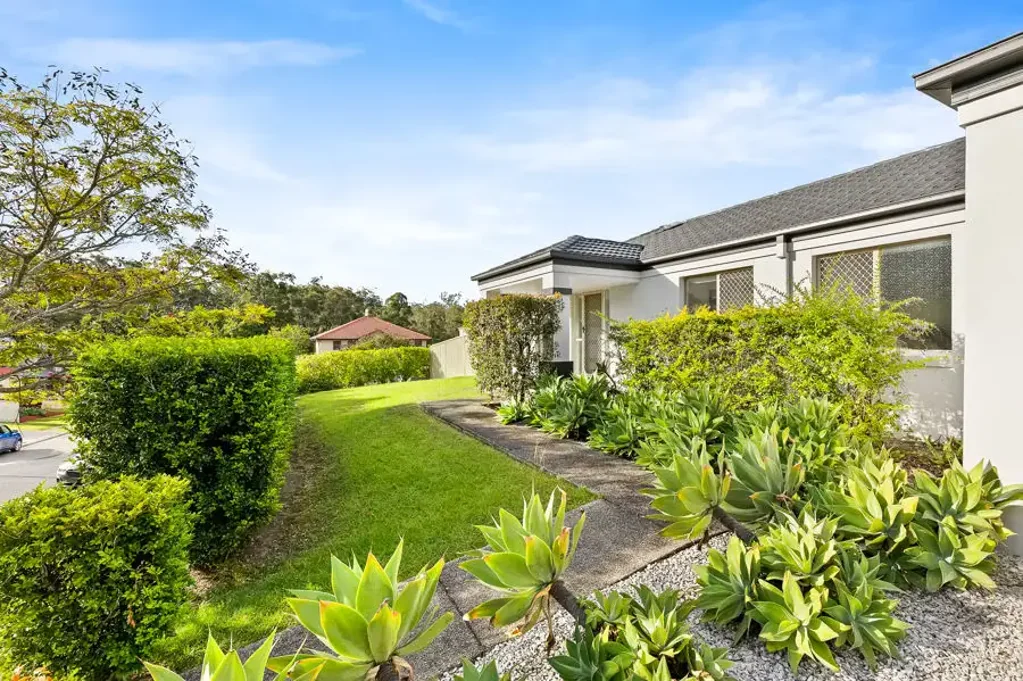 SPACIOUS FAMILY HOME - MULTIPLE LIVING AREAS - CLOSE TO GRIFFITH UNI, HOSPITALS, G - LINK LIGHT RAIL