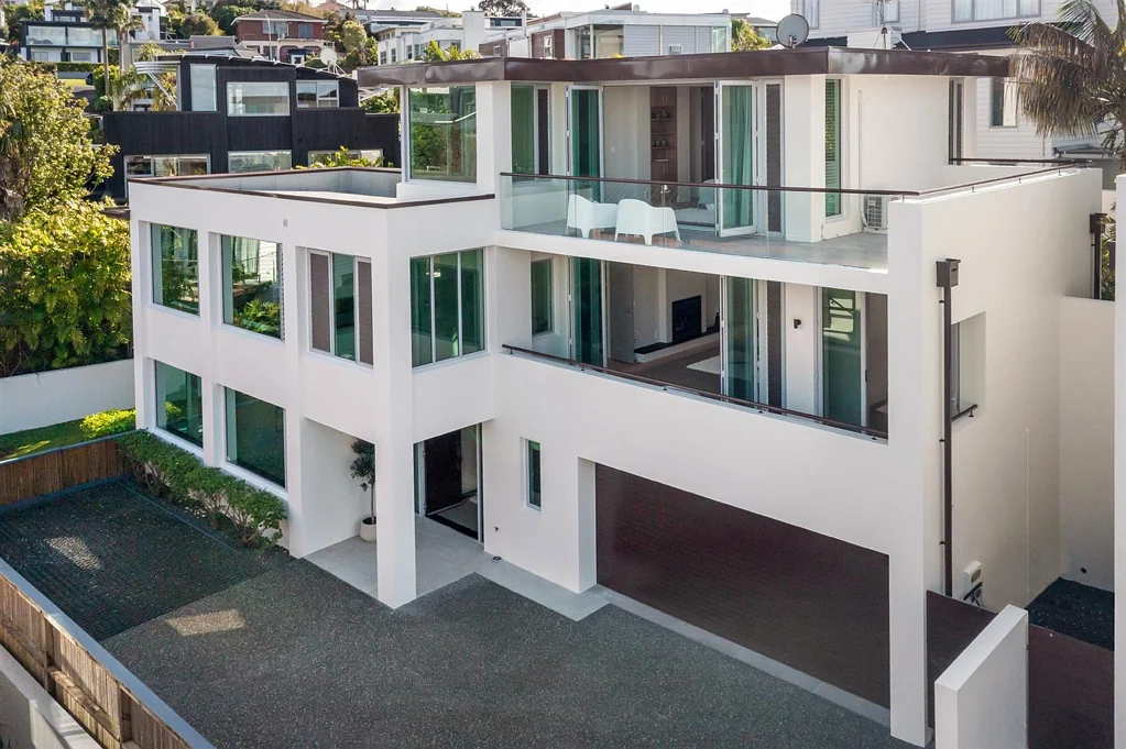 Castor Bay 4房 砖石工艺住宅！全屋智能系统，饱览Hauraki Gulf与Rangitoto美景，阳光充沛，兼具阔绰空间与优越地段！ Masonry Gem - Sun Lit & Spacious
