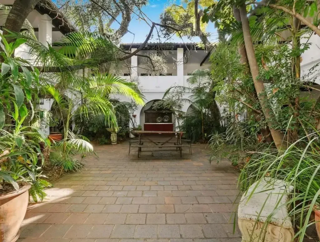 FULLY FURNISHED TRANQUIL STUDIO SET IN A CLASSIC SPANISH MISSION STYLED BLOCK