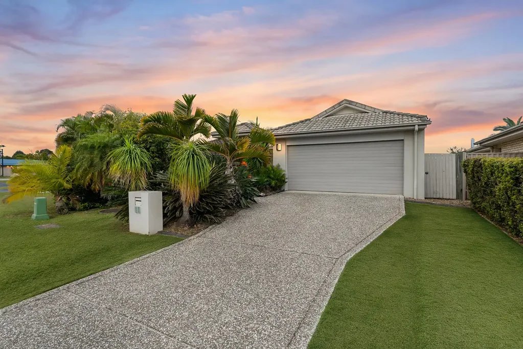 Caboolture 3ਬੈੱਡਰੂਮ Quality, Comfort & Convenience in Tightly Held Central Lakes