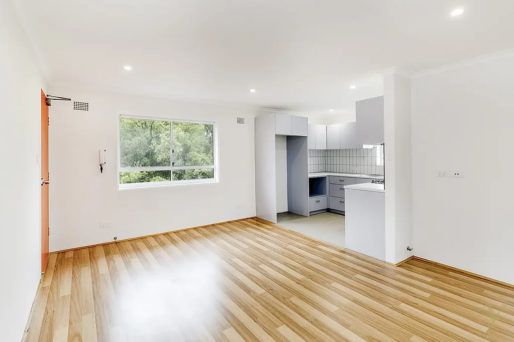 Renovated Top Floor Living!