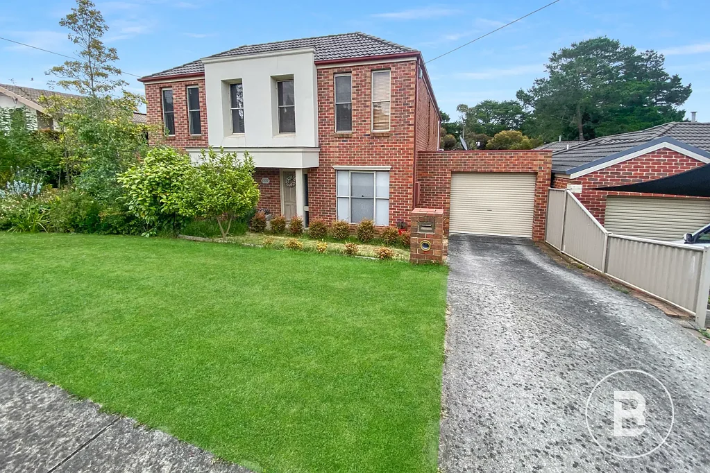 THREE BEDROOM UNIT CLOSE TO SHOPS AND GOLF COURSE.