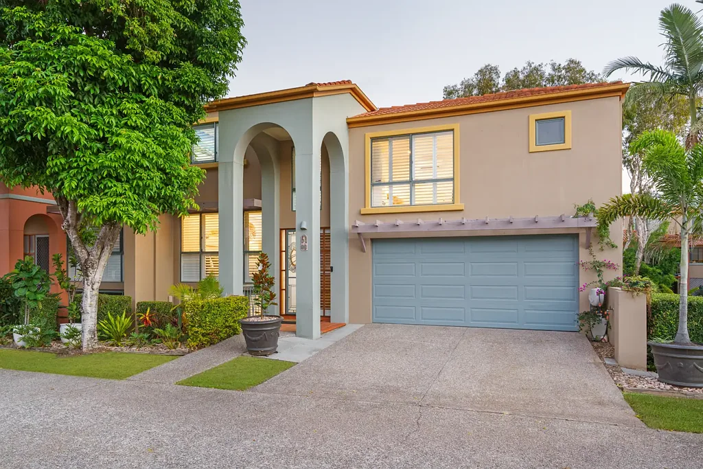 Clear Island Waters 3房  LUXURY RENOVATED TOWNHOUSE IN ONE OF GOLD COAST'S MOST CENTRAL & SOUGHT AFTER LOCATIONS