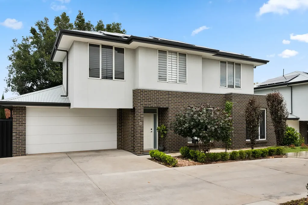 Heathpool 4房  Sunlit style and seamless living at an address that puts the eastern suburbs at your feet…