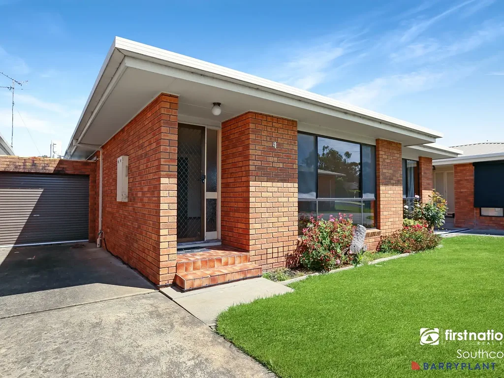 Inverloch 2 Bedroom Close to school, town centre and sports ground.