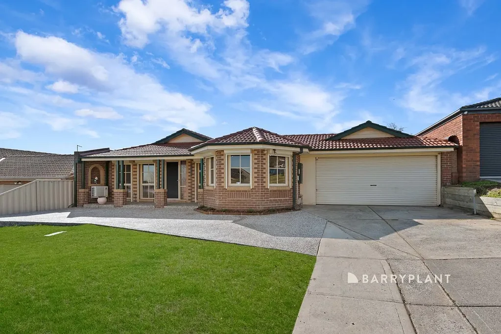 Narre Warren North 3 Bedroom ✨ "A Diamond Find – Space for Family, Cars & the Caravan"✨