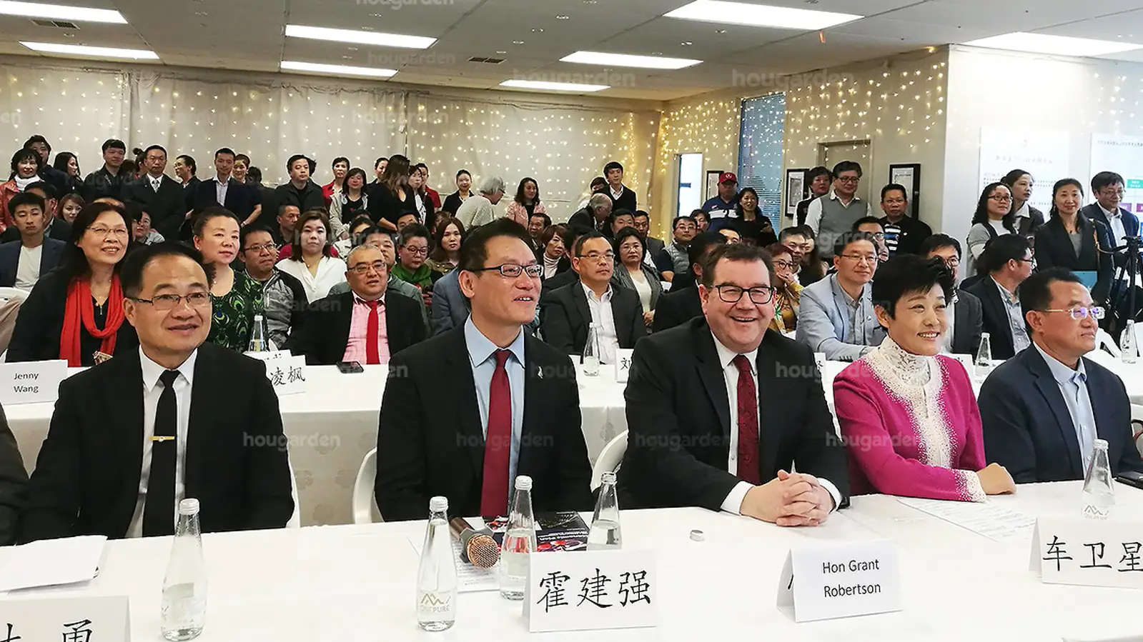 【正午简讯】财长华人见面会,后花园记者全程直击 | 75亿财政盈余,能拯救新西兰经济吗?