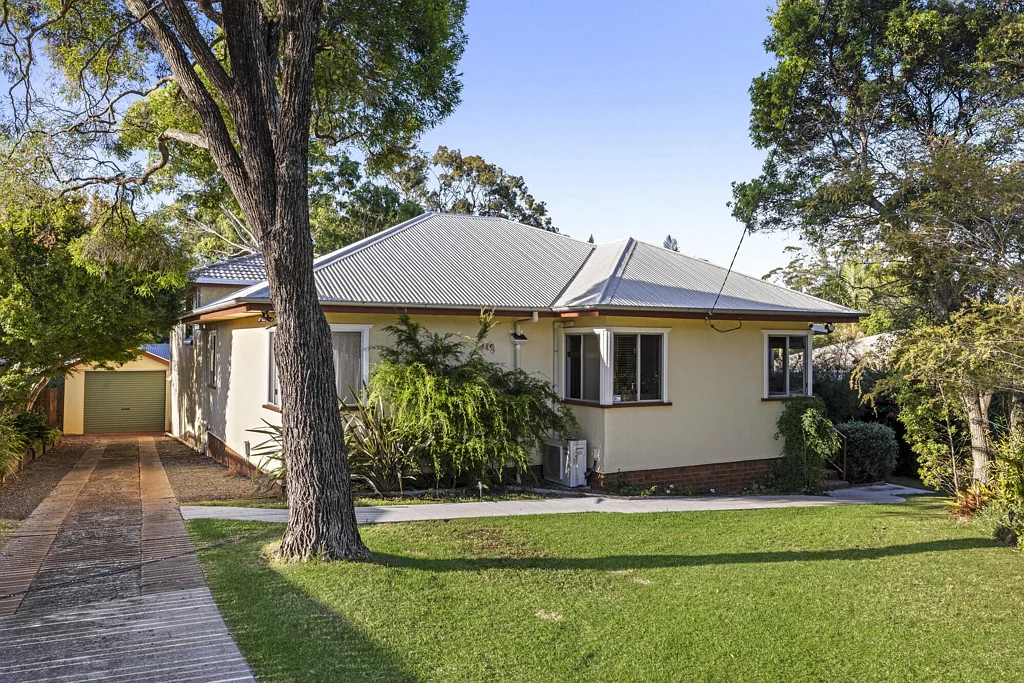 Centenary Heights 5房 5间卧室新厨房 背靠公园 抛光木地板 交通便利 Large Family Home in Centenary Heights