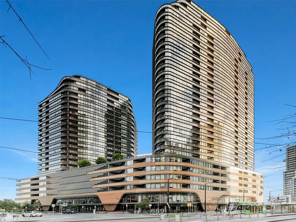Spacious Two-Bedroom Apartment in Prime Docklands Location