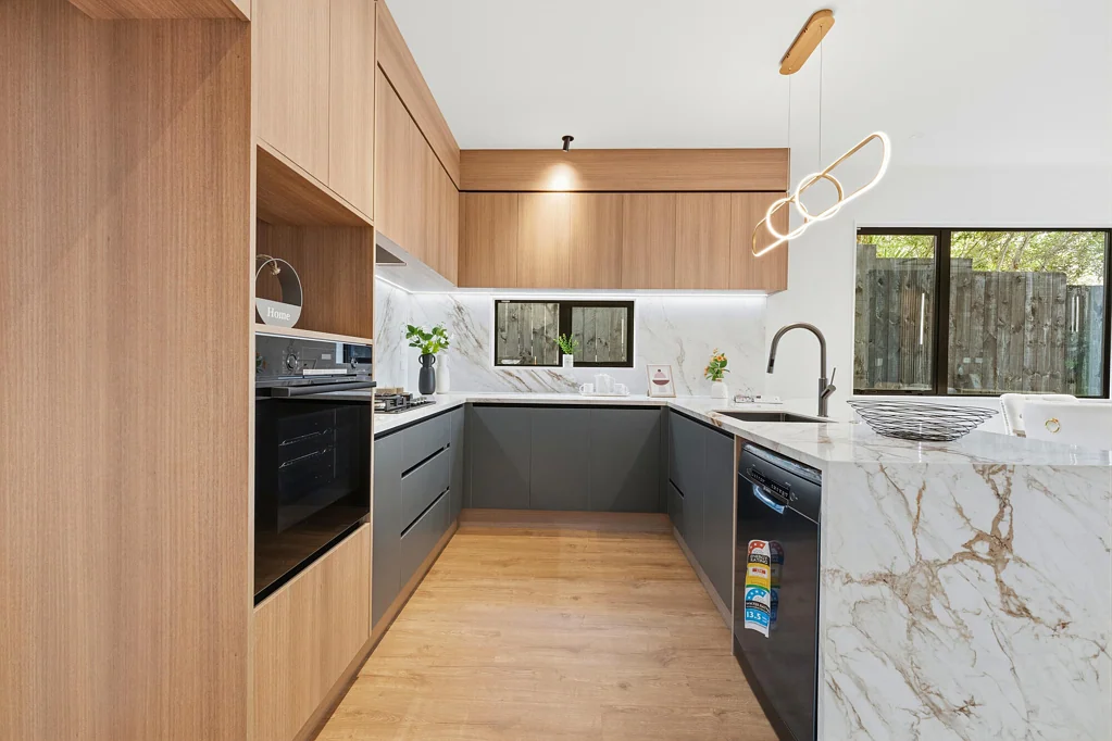 Bucklands Beach 4房  Freehold corner site with its own driveway!