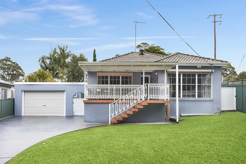 Caringbah 4房 宽敞单层住宅 657.6㎡私享土地 自然采光充沛 开放式布局 连接后院花园 独立书房灵活空间 便利近学校公园交通 Light-Filled Single Level Family Home with Seamless Indoor-Outdoor Flow