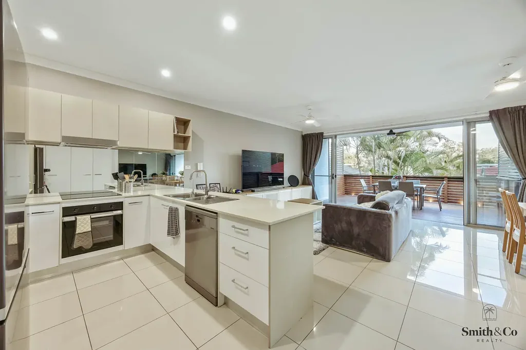 Coombabah 4房  Contemporary Townhouse Living with Space to Entertain