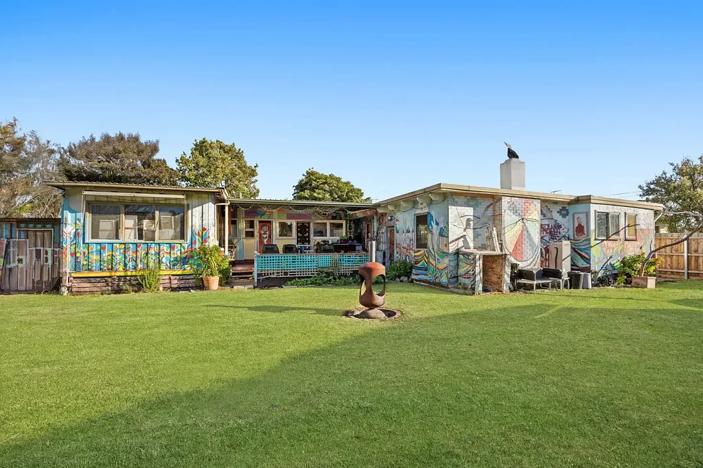 Frankston 5房 海滨瑰宝 五卧宽敞 宽阔地块 潜力无限 便捷生活 滨水区核心 Premium Frankston Development Opportunity Moments from the Beach