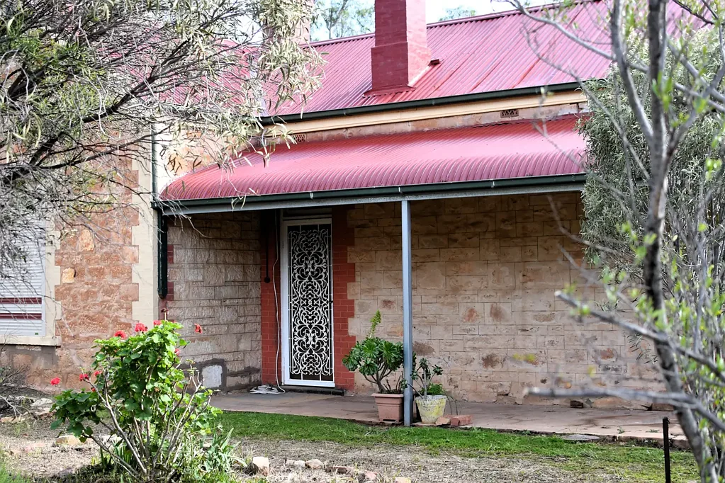 Quorn 3房  Charming Stone Home on Three Titles - Space, Character & Opportunity