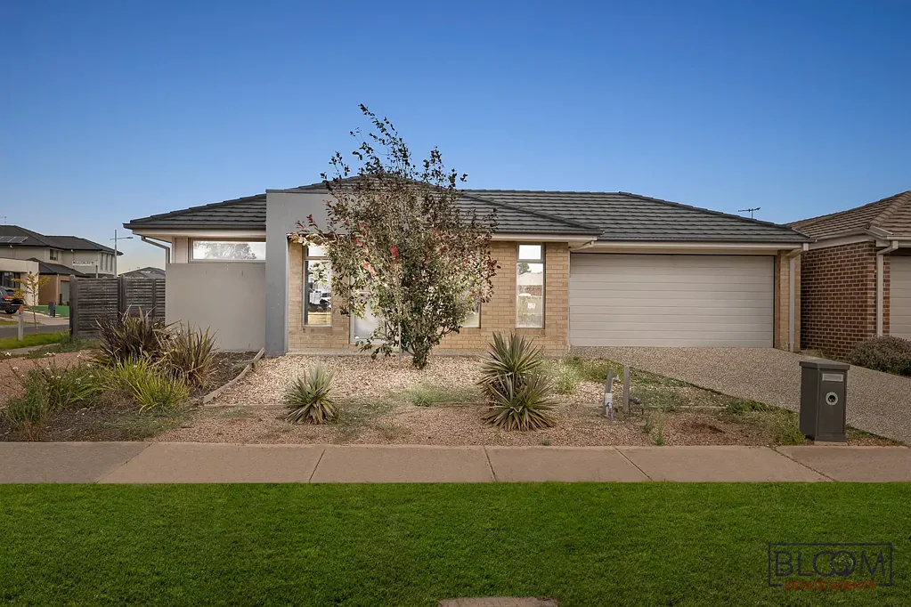 Wyndham Vale 4房 四卧宽敞主卧带WIR 岛台石材厨房 开放式生活区 社区设施便捷 家庭友好社区 管道冷暖双车库 Proudly Presents this beautiful family home by BloomEA