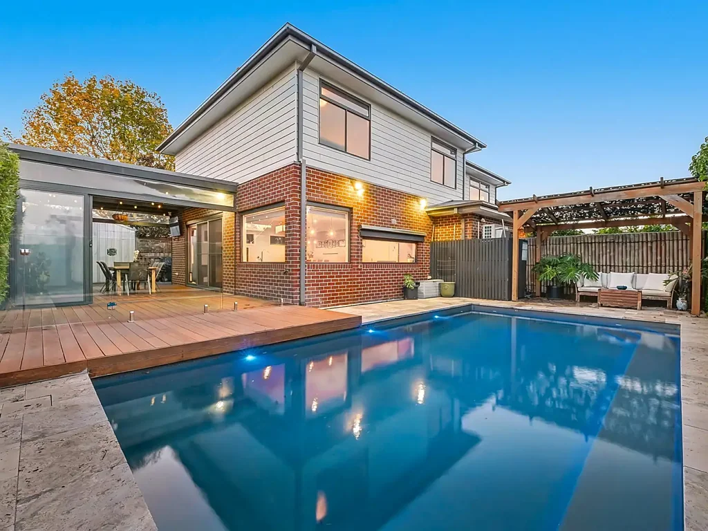 Beaconsfield 5房 Beaconsfield主街旁 维护整洁 家庭空间大 主卧步入式衣帽间 双淋浴独立卫浴 五卧室 四带步入式衣帽间 厨房不锈钢电器 大型岛屿石材台面 管道供暖 双车位车库 私密户外空间 加热游泳池 中心位置 步行火车站 学校近 Walk to Town Location in Central Beaconsfield