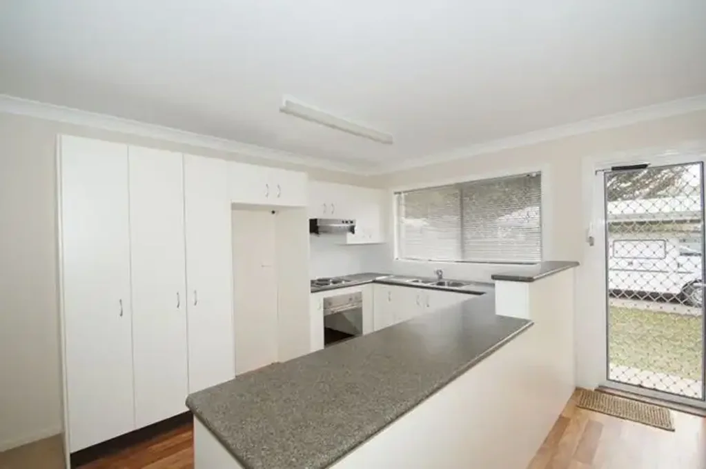 Quiet and neat unit close to the UNE