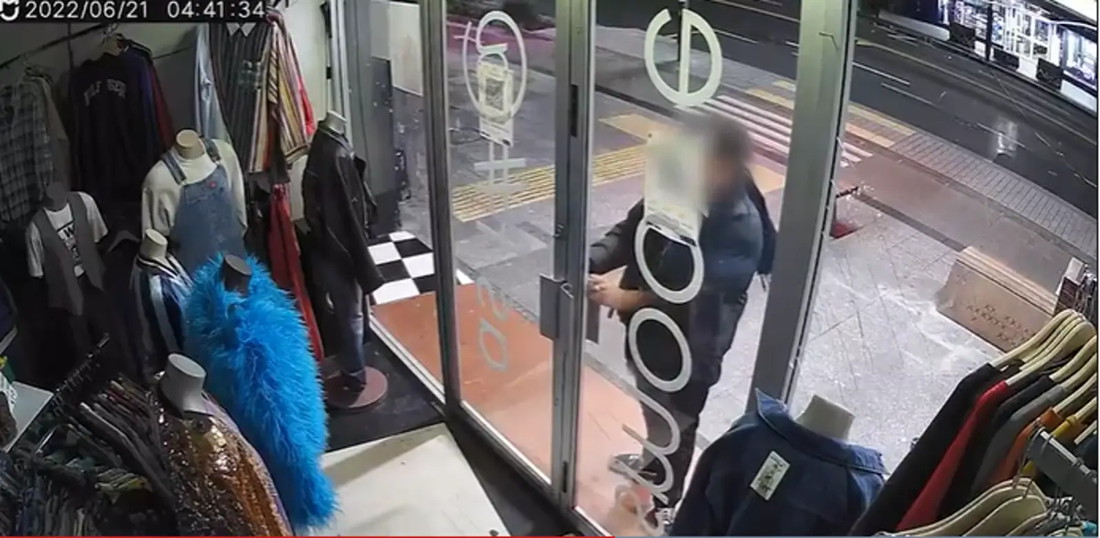 奥克兰又一起入室抢劫案，一男子企图使用电动滑板车抢劫服装店...