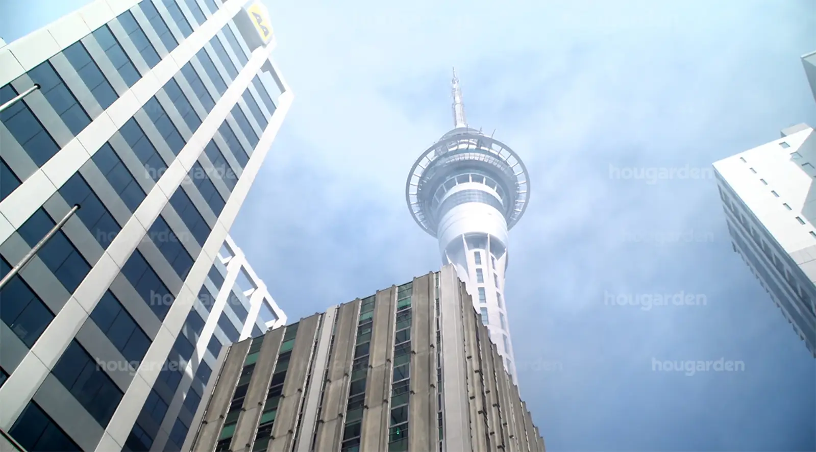 【正午简讯】SkyCity大火持续，浓烟笼罩奥克兰市中心 | 奥克兰成人用品店被盗！CCTV和社交媒体成为破案关键！