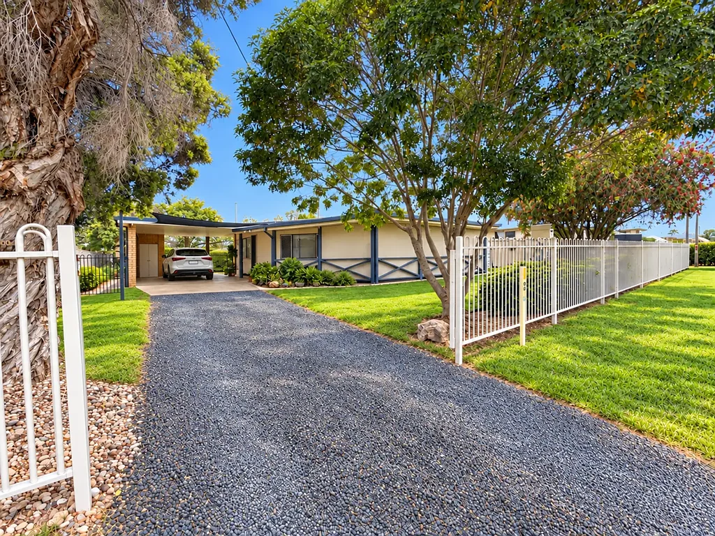 Chinchilla 3ਬੈੱਡਰੂਮ QUALITY LOCATION - IMMACULATE LIVING - EXCEPTIONAL VALUE - AND JUST THAT LITTLE BIT SPECIAL.