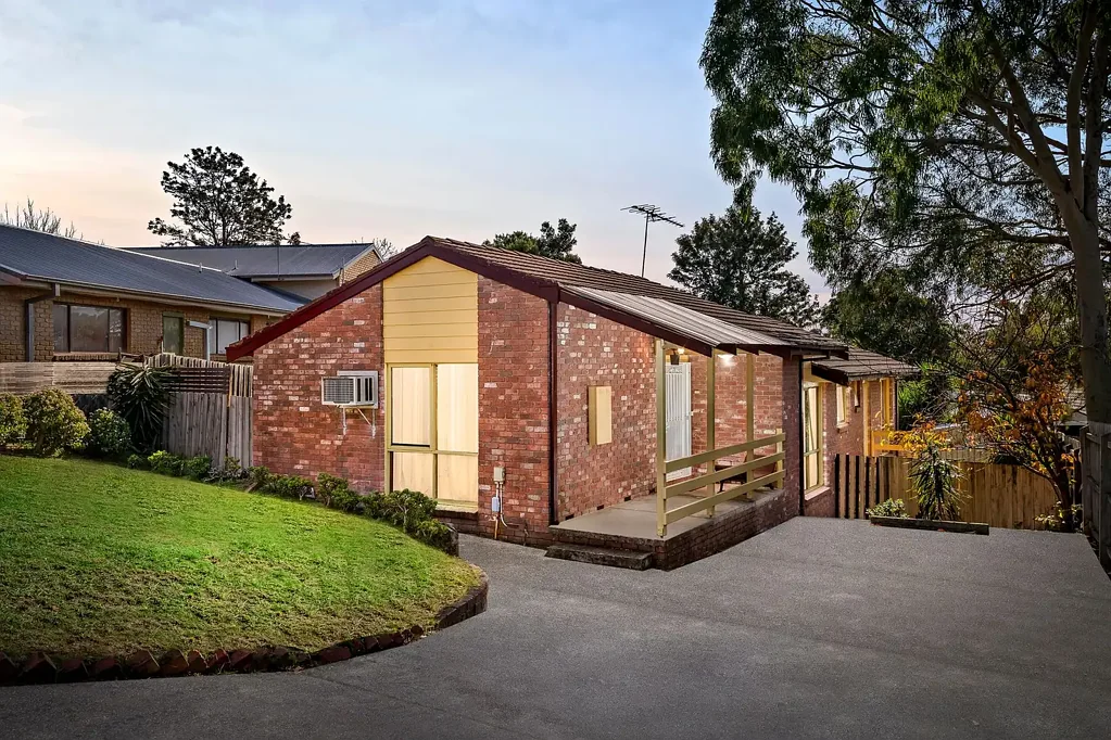 Frankston 3房 宽敞地块569㎡  三卧两卫设计  后院娱乐空间  采光充足室内  学校购物便捷  家庭友好位置 The Brief: Family Comfort in a Quiet Court Setting