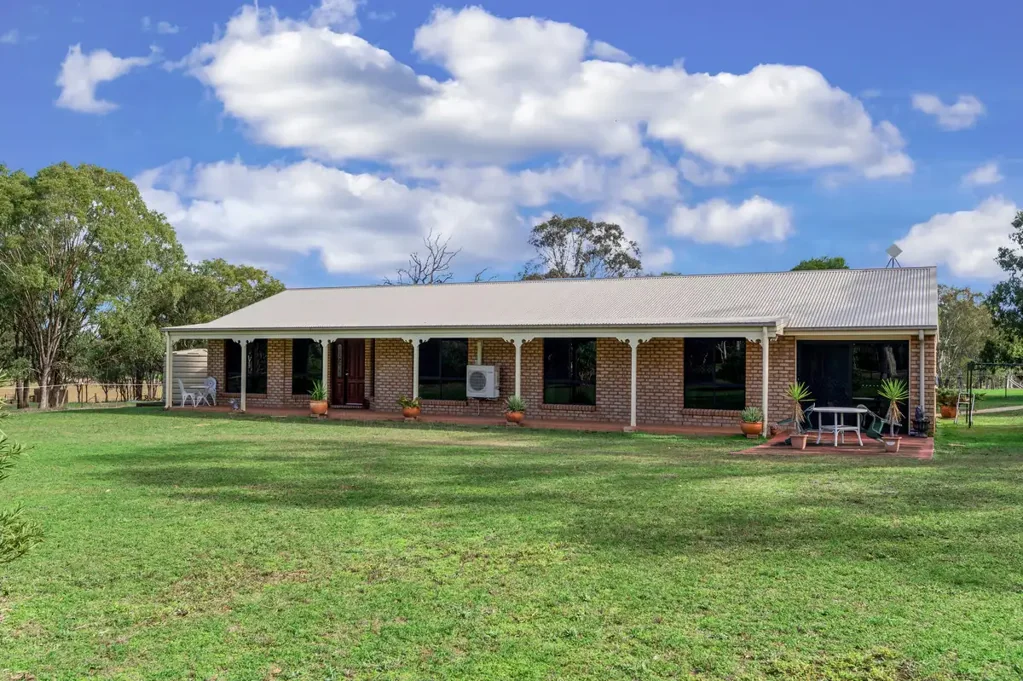 Yangan 4Kwarto LIFESTYLE ACREAGE WITH SPACIOUS FAMILY HOME, SHEDS, & QUALITY WATER SUPPLY