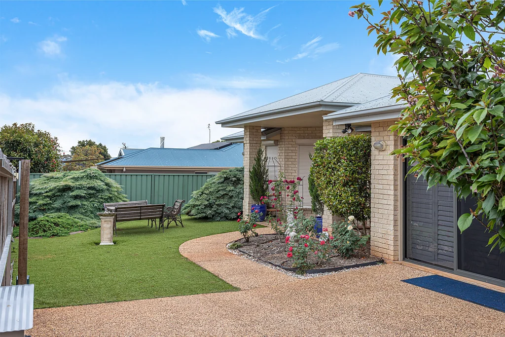 4 Holt Street, Middle Ridge, QLD 4350