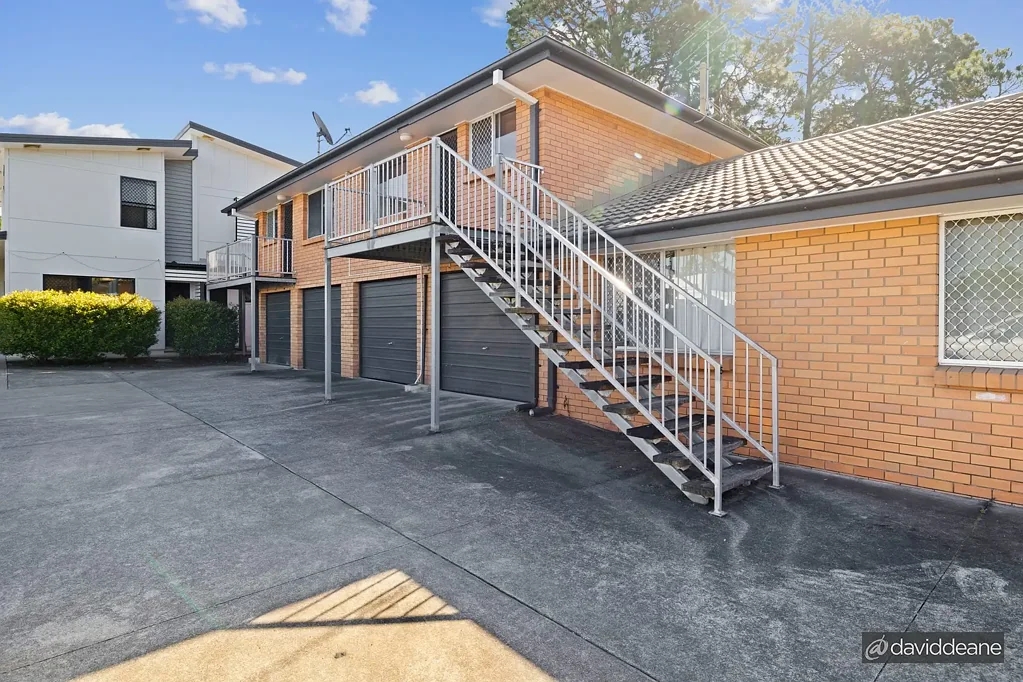Strathpine 1房 热门地段，商店、交通便利。明亮室内空间，现代厨房电器。宽敞卧室，内置衣柜套间。安全车库，低物业费。前后出入口，生活便利。 Modern, Low-Maintenance Living - Walk to Train & Shops