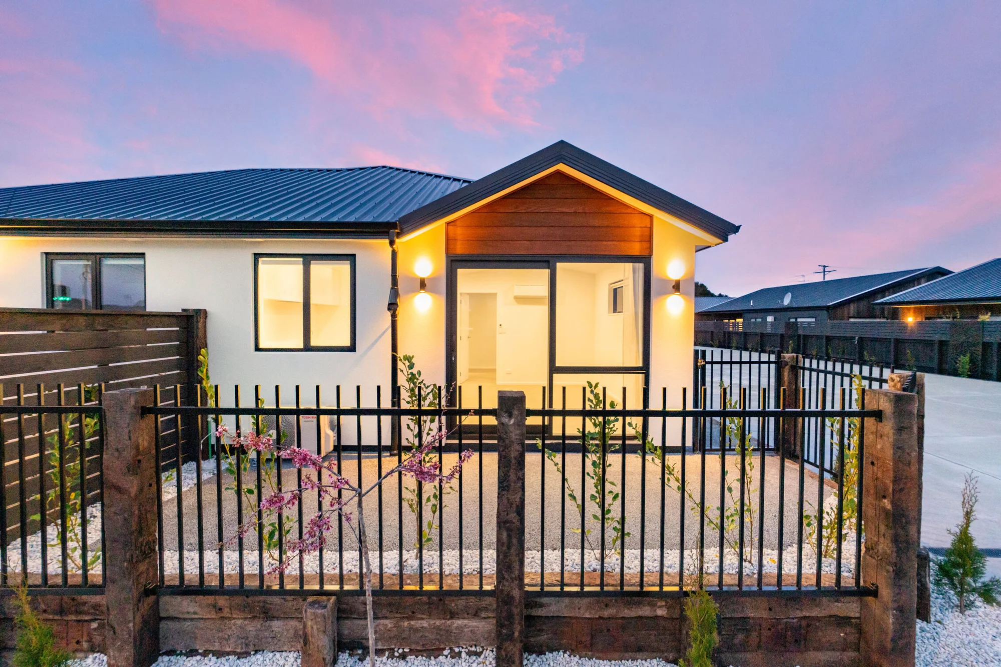 Mosgiel 1Phòng ngủ Street-front & brand new & poolside