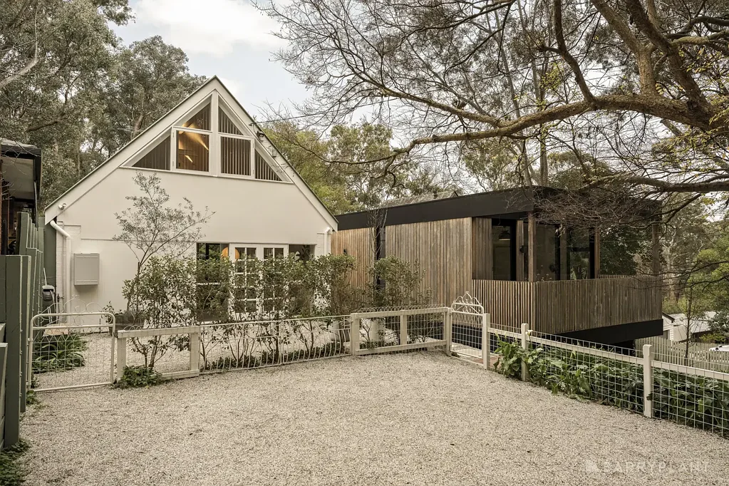 Warrandyte 3房  Architectural Refinement in a Treetop Setting